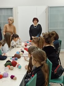 ieluń: „Szydełkowy naszyjnik” - feryjne warsztaty dla dzieci w miejskiej bibliotece